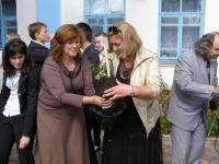 Літературне паломництво у Піски ( троянду від КМДА.JPG)